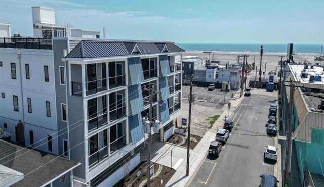 BEACHBLOCK BOARDS RIDES PIERS! Brand New Luxury Condo! Panoramic Rooftop Views!