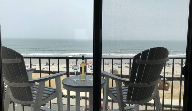 Beachfront 1Br/1Ba condo, free parking & WiFi w/Heated Pool
