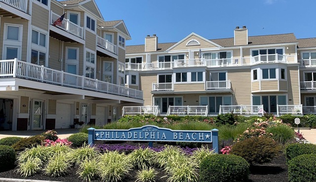 BEACHFRONT, BEACH CHAIRS & BIKES INCLUDED