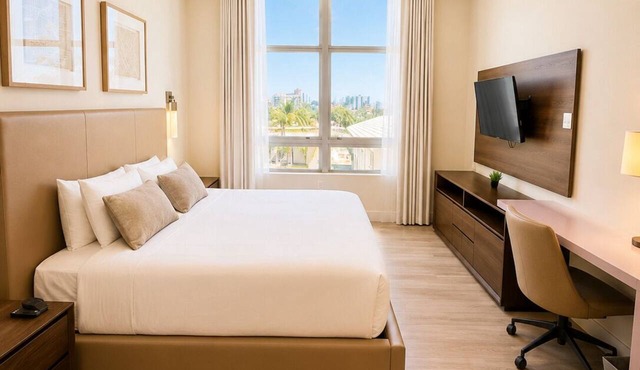 Beachfront Bliss: Studio with Super Rooftop Pool