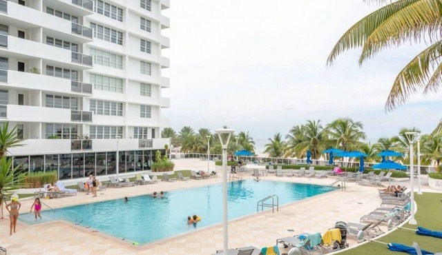 Beachfront in Lincoln Road. Prestigious Condominium. South Beach. Miami Beach.