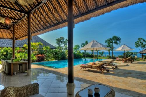 Beachfront Villa Nirwana with Private Jacuzzi in Pengastulan