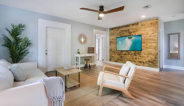 Beachy 3bd: Minutes from the Beach!