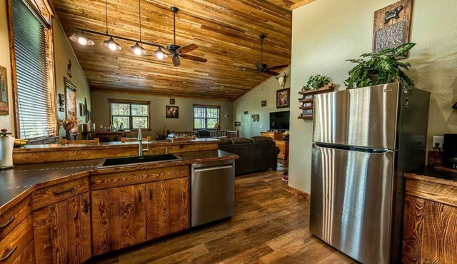 BEAR TRACK HIDEAWAY Sleeps 4 - Just 10 minutes from Glacier National Park