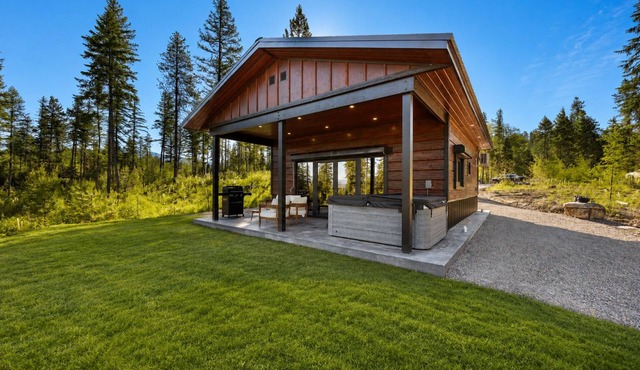 Bear View Cabin/Upscale Cabin Retreat w/Hot Tub, Scenic Views & Wildlife