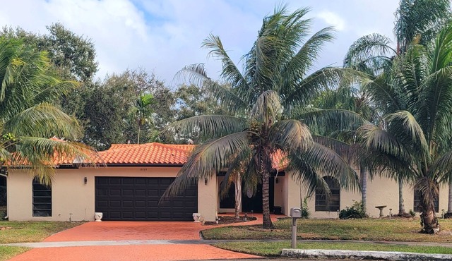 Beautiful 1980s Vintage 4Ksqft 4-2.5/Pool, 3 miles from Hard Rock Stadium