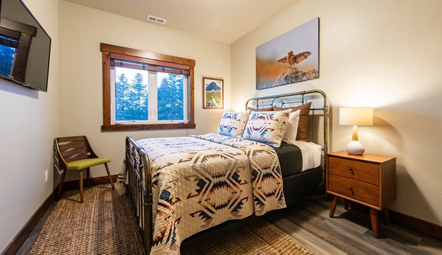 Beautiful 3-bed/2-bath Condo Looking Into Glacier National Park!