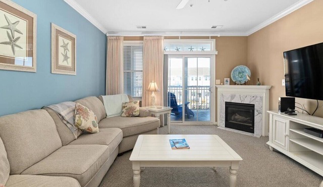 Beautiful 3 BR 2 BA Unit in Amenity Filled Sunset Island
