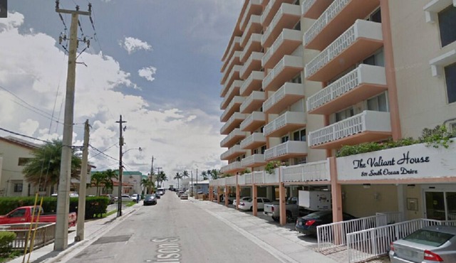 Beautiful apartment on the beach. Look at the sea from your balcony .