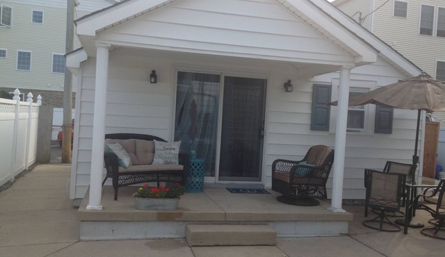 Beautiful Beach Cottage Two Blocks from Beach and Convention Center