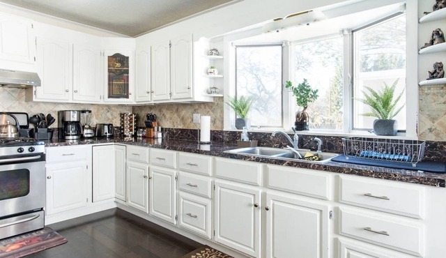 Beautiful Colonial Home ,Close to train and Beach / Sleeps 10
