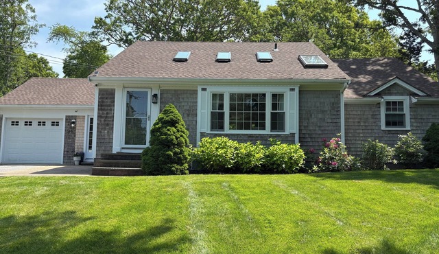 Beautiful cottage, Close to Wychmere & Beach, Family relax, king bed & fire pit!