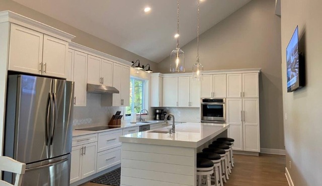 Beautiful Home in Toftrees. Located 2.5 miles from PSU campus and Beaver Stadium
