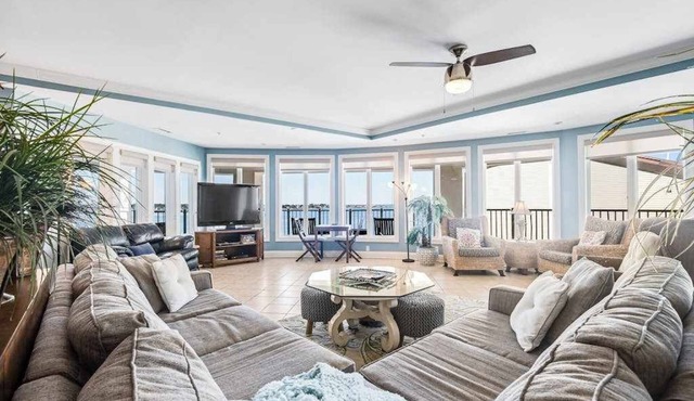 Beautiful home with stunning bay views from private balcony, pool access & WiFi