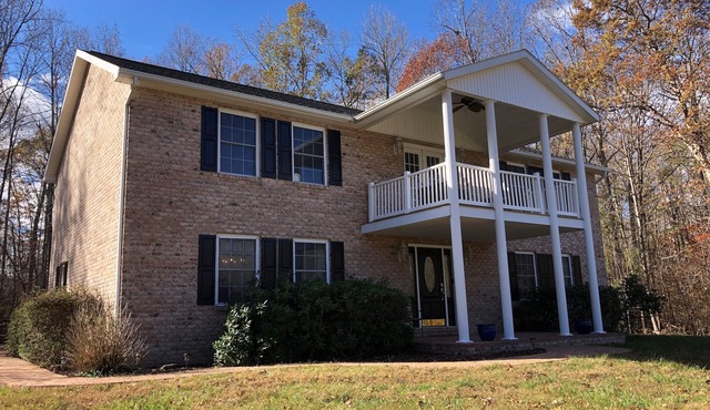 Beautiful Large Home Minutes from Lake Anna with Games & Hot Tub!
