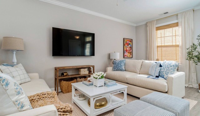 Beautiful Large Townhome Steps to the Beach