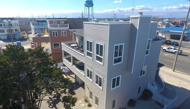 Beautiful ocean block reverse living home with ocean views 148119