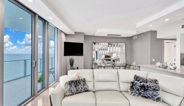 Beautiful Ocean front Condo Hollywood