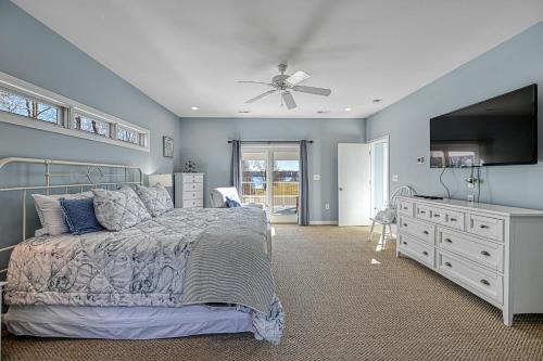 Beautiful Private Lakefront Property with Amenities & Activities Galore!