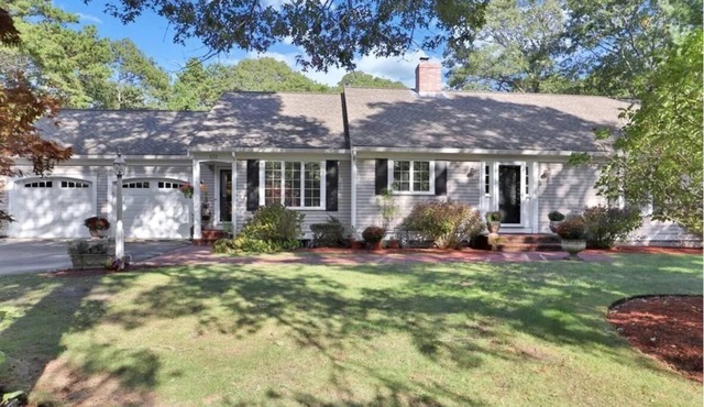 Beautiful spacious Cape Cod house with a large and private yard near beaches