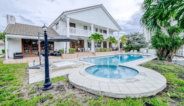 Beautiful waterfront home with pool, fast WiFi & W/D - dog-friendly
