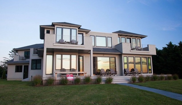 Beautiful water views! Fabulously modern, clean lines and attention to detail!