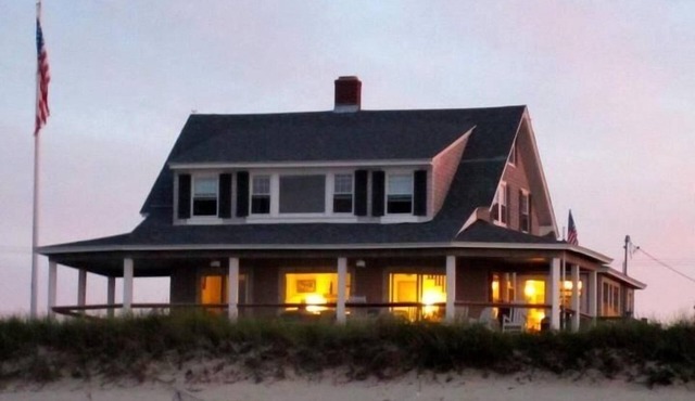 Beautiful Waterfront Beach House on Picturesque Cape Cod Bay