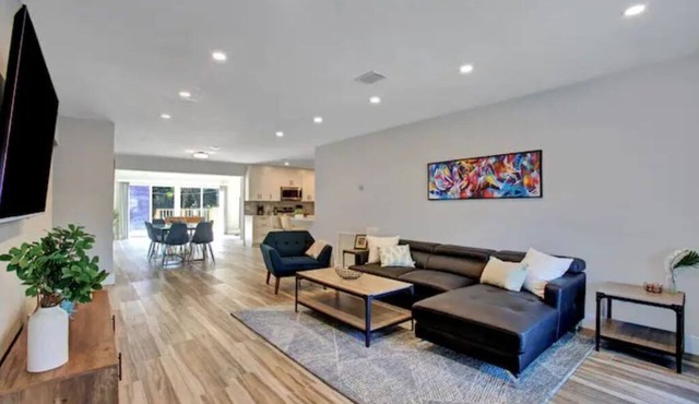 Beautifully Renovated Villa 10 min from the beach!