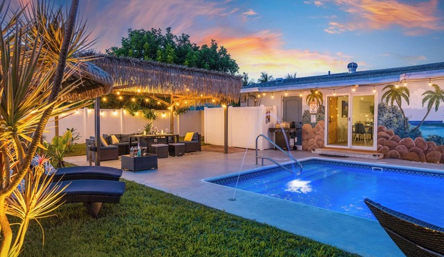 Big heated salt water pool house with easy access to the beach and Atlantic Ave