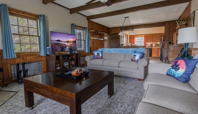 "Bigfoot Bungalow" Dog-friendly oasis - Right next to the bike trails!