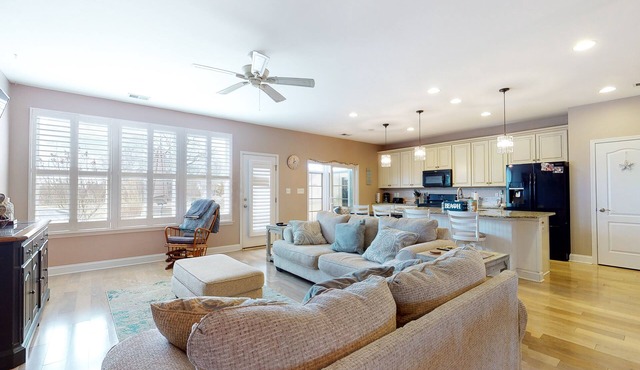 Bishops Landing Furnished Home w/Private Washer/Dryer, Shared Pool, WiFi