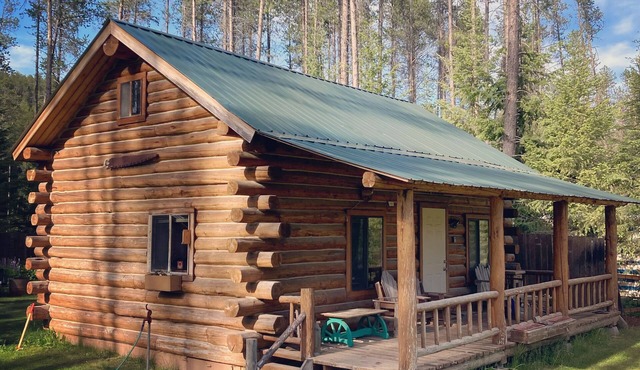 Black Bear CabinnA rustic cabin 10 minutes away from Glacier National Park!