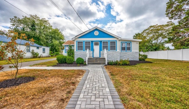 Blue Bird Cottage. Steps from the Bay, Complete with an INGROUND POOL and PET FRIENDLY!