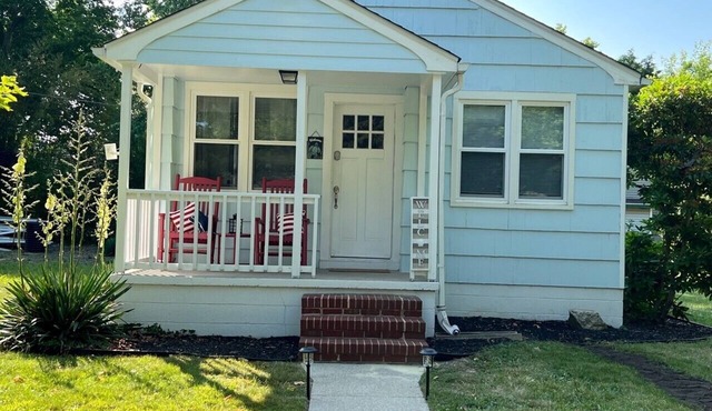 Blue Haven Cottage, walking distance to the beaches along the Bay. Pet Friendly