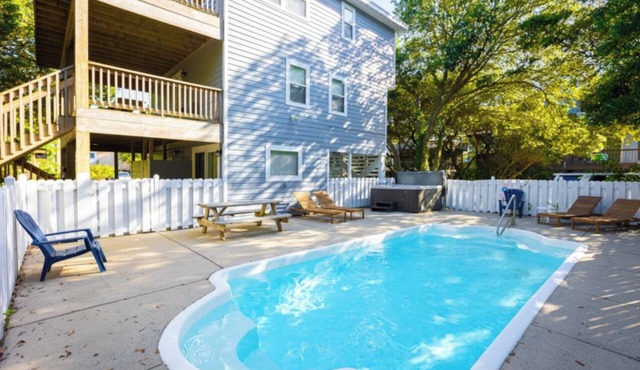 Blue Heron House! Pool, Hot tub! Close to Beach!