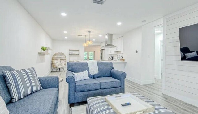 Blue Jewel - Coastal retreat by the beach with private patio including foosball