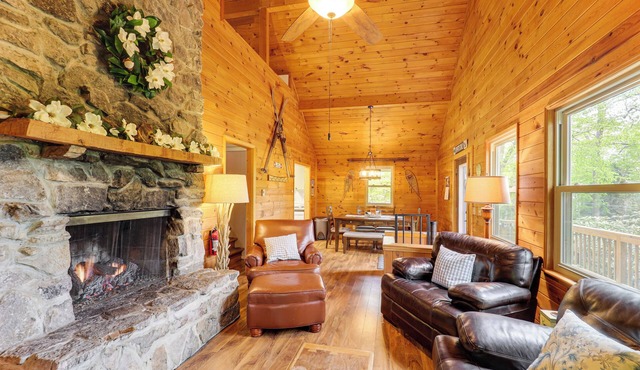 Blue Ridge Mtn Cabin: Hot Tub & Mountain Views