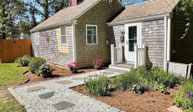 Blue Tide Cottage - Walk to Beach, Outdoor Shower, Fire Pit, Pets Okay!