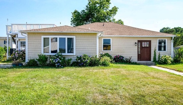 Boaters paradise. 3 bedroom 2 bath house on canal with bay and ocean view