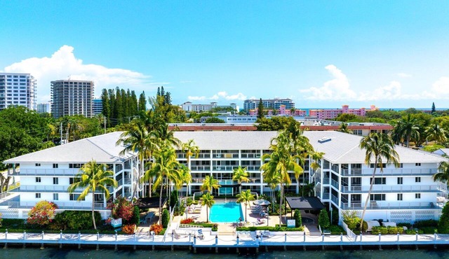 Boca Waterfront Walk to Beach Pool & Hot Tub Gym Parking