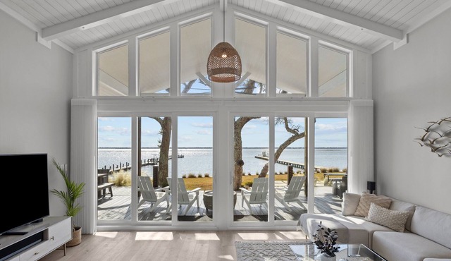 Bogue Landing: Panoramic Bogue Sound Chalet — Dock, Big Green Egg, Sleeps 9