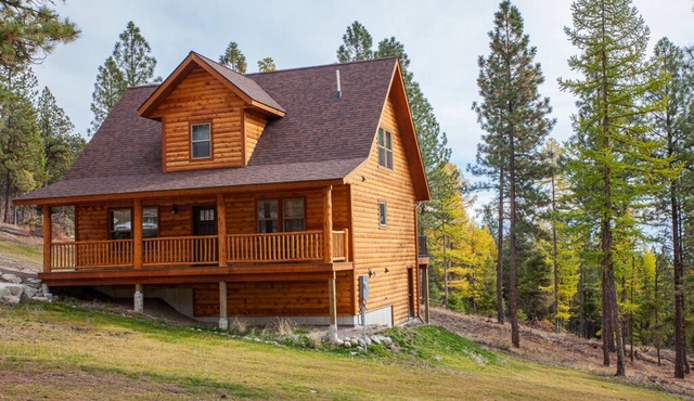 BOOK NOW AND GET 2025 RATES! EXCEPTIONAL 3 BEDROOM 2 BATH CABIN IN THE WOODS!