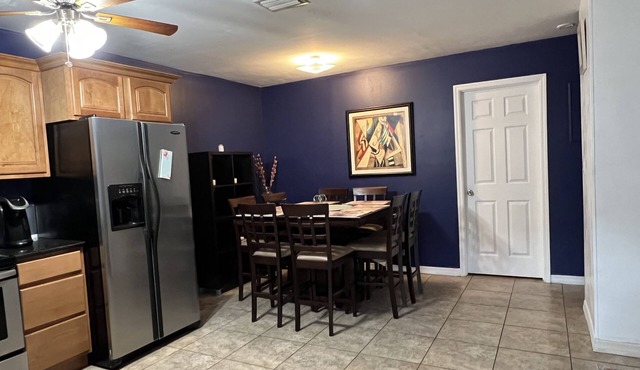 Boutique 2b/1b 5 Min to the beach, Netflix, W/D, Gated, Walk to restaurants
