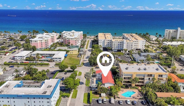Boutique Hotel Queen room w/POOL, LOCATION! Walk to BEACH/Restaurants/Nightlife
