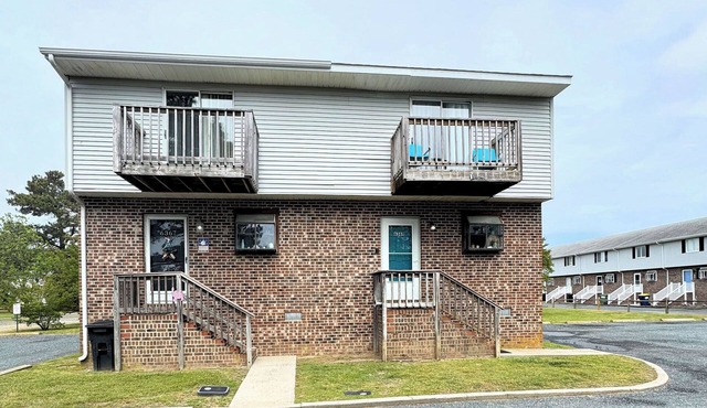 Breezy Retreat - Pet Friendly - Shared Dock - Linens and Towels Not Provided