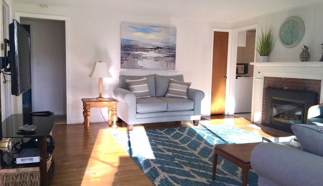 Breezy Vibes Cottage (3bd) ~ Backyard Blissful ~ Walk to beaches