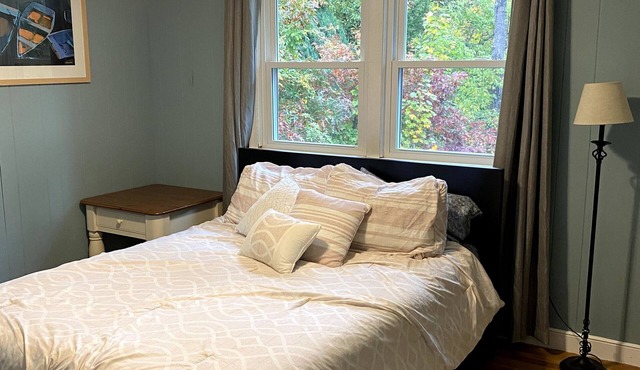 Brewster 3 Bedroom getaway with plenty of green space!