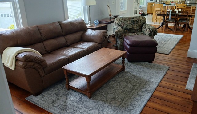 Bright and airy two bedroom apt in downtown Bristol steps from the parade route.