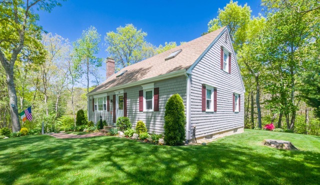 Bright and roomy, sleeps 8, near bike path and drive to beaches, large back yard