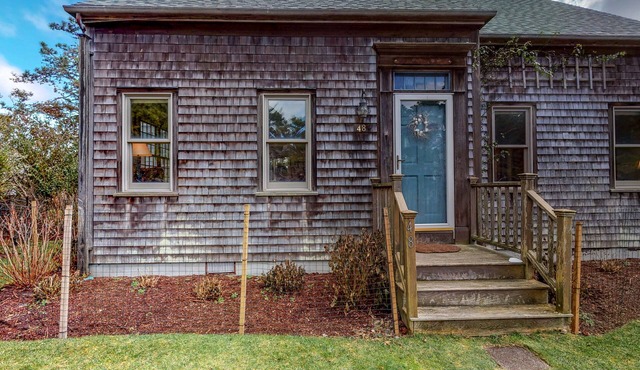 Bright and spacious house with WiFi & washer/dryer - short walk to the beach